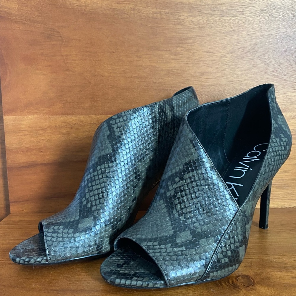 Calvin Klein Nastassia Womens Peep Toe Snakeskin Olive Pump Heels Size 8